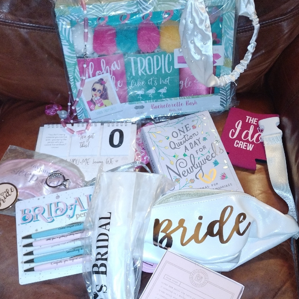 Tropical Bridal Party Decoration Set with Gold and White Accents